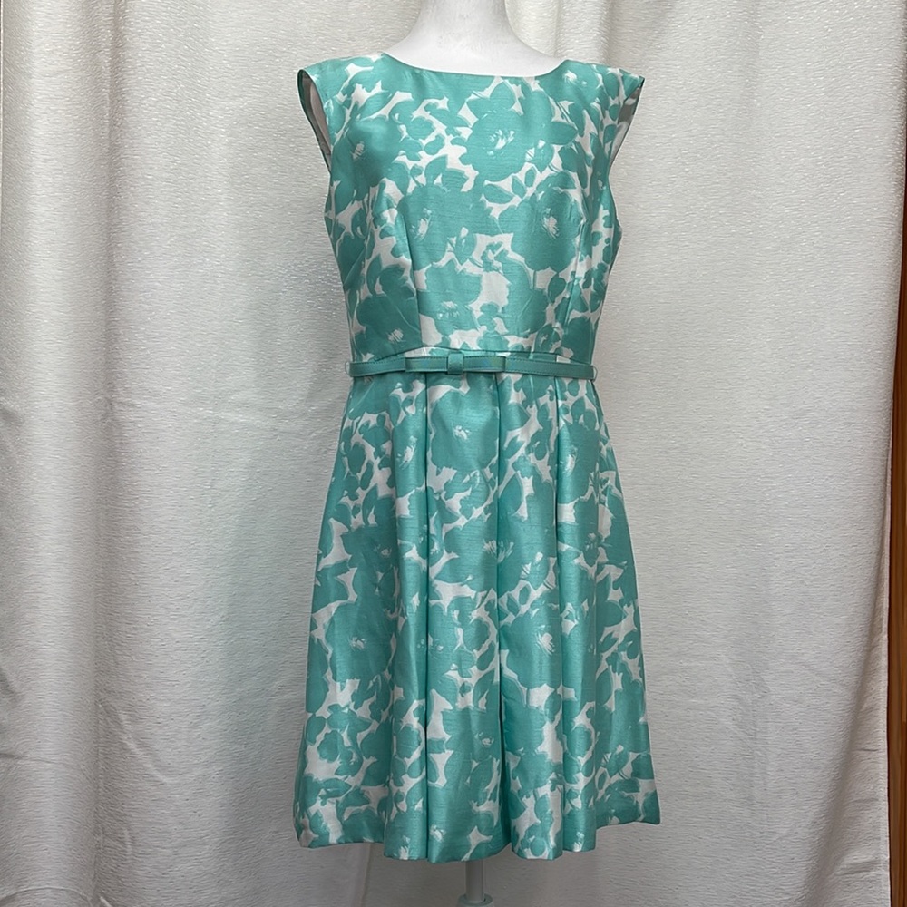 Danny and Nicole brand. Size 10. Sleeveless dress with detachable belt.